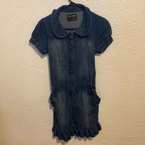 Denim skirt, short sleeves, zipper in the back.
